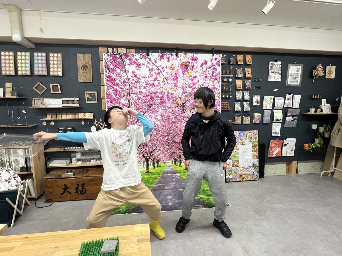 MADE_in_MAGIC_'s tweet photo. 昨日は、寒い中
同じ学校のお友達が
工房に遊びに来てくれました〜♬

マイペースな、お友達とは真逆なハクヤ君。時々ちょっかい出したりして、ほんわかするひと時でした。

#ダウン症　#ワークショップ https://t.co/6xFQpojLxc