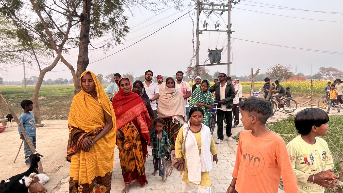 mgnregabachao's tweet photo. मनरेगा बचाओ यात्रा | 26वाँ दिन । ग़ाज़ीपुर 

कल दिनांक 11 फ़रवरी को यात्रा नंदगंज से निकलकर सादात पहुँची। सादात में सामाजिक कार्यकर्ता सावित्री पासवान जी ने साथियों का गर्मजोशी से स्वागत किया और यात्रा को दलित बस्तियों तक लेकर गईं। वहाँ महिला मजदूरों के साथ महत्वपूर्ण बैठक हुई, जहाँ मनरेगा में कटौती, काम की कमी और मजदूरी के मुद्दों पर खुलकर बातचीत हुई।

महिलाओं ने साफ कहा रोज़गार हमारा अधिकार है, इसे छीना नहीं जा सकता। मनरेगा बचाओ यात्रा गाँव-गाँव, बस्ती-बस्ती पहुँचकर मजदूरों की आवाज़ को संगठित कर रही है। संघर्ष जारी है। 🚴‍♂️

#MGNREGABachao
#MGNREGABachaoYatra