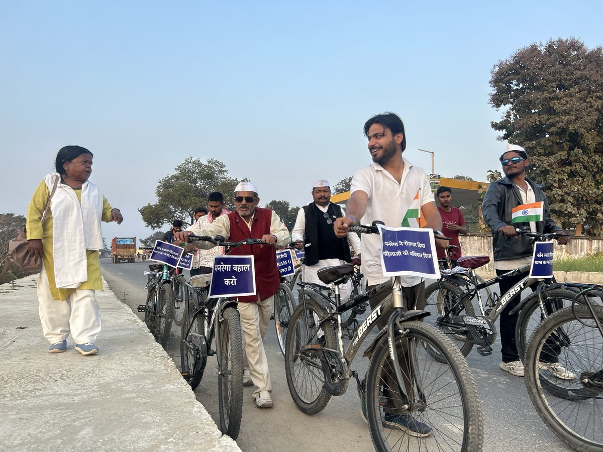 mgnregabachao's tweet photo. मनरेगा बचाओ यात्रा | 26वाँ दिन । ग़ाज़ीपुर 

कल दिनांक 11 फ़रवरी को यात्रा नंदगंज से निकलकर सादात पहुँची। सादात में सामाजिक कार्यकर्ता सावित्री पासवान जी ने साथियों का गर्मजोशी से स्वागत किया और यात्रा को दलित बस्तियों तक लेकर गईं। वहाँ महिला मजदूरों के साथ महत्वपूर्ण बैठक हुई, जहाँ मनरेगा में कटौती, काम की कमी और मजदूरी के मुद्दों पर खुलकर बातचीत हुई।

महिलाओं ने साफ कहा रोज़गार हमारा अधिकार है, इसे छीना नहीं जा सकता। मनरेगा बचाओ यात्रा गाँव-गाँव, बस्ती-बस्ती पहुँचकर मजदूरों की आवाज़ को संगठित कर रही है। संघर्ष जारी है। 🚴‍♂️

#MGNREGABachao
#MGNREGABachaoYatra
