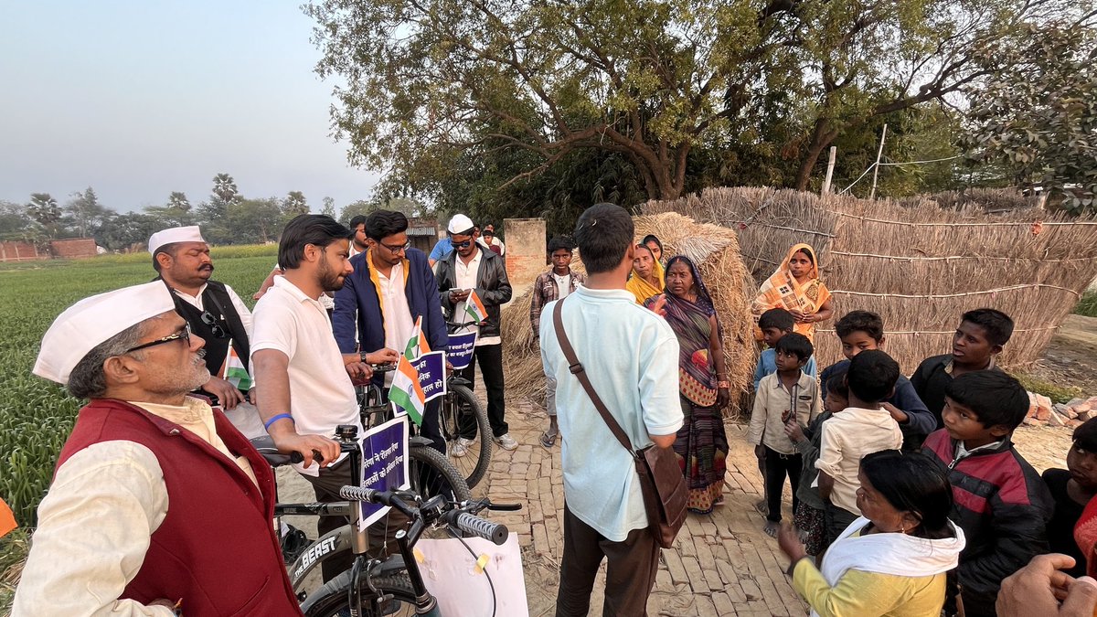 mgnregabachao's tweet photo. मनरेगा बचाओ यात्रा | 26वाँ दिन । ग़ाज़ीपुर 

कल दिनांक 11 फ़रवरी को यात्रा नंदगंज से निकलकर सादात पहुँची। सादात में सामाजिक कार्यकर्ता सावित्री पासवान जी ने साथियों का गर्मजोशी से स्वागत किया और यात्रा को दलित बस्तियों तक लेकर गईं। वहाँ महिला मजदूरों के साथ महत्वपूर्ण बैठक हुई, जहाँ मनरेगा में कटौती, काम की कमी और मजदूरी के मुद्दों पर खुलकर बातचीत हुई।

महिलाओं ने साफ कहा रोज़गार हमारा अधिकार है, इसे छीना नहीं जा सकता। मनरेगा बचाओ यात्रा गाँव-गाँव, बस्ती-बस्ती पहुँचकर मजदूरों की आवाज़ को संगठित कर रही है। संघर्ष जारी है। 🚴‍♂️

#MGNREGABachao
#MGNREGABachaoYatra