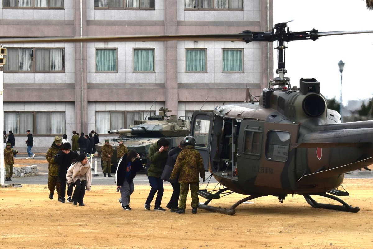 2月7日、善通寺駐屯地において、UH-1J多用途ヘリコプターと96式装