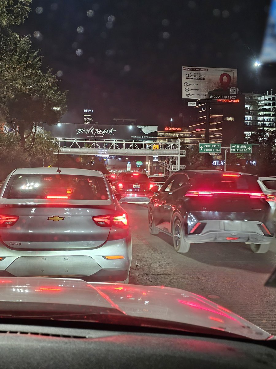 Y sigo documentando la enorme cantidad de carros sin placas, uno hasta con placas EL MAMALON, sin engomados, algunos sin placas adelante y atrás <a href="/dirtransitopue/">Tránsito Mpal Puebla</a> <a href="/PueblaAyto/">Puebla Gobierno de la Ciudad</a> <a href="/SSC_Pue/">SSC Puebla</a> <a href="/Hechizero_38/">★·.·´HeChIzErO`·.·★</a> <a href="/carlosmartinh/">Carlos Martin Huerta</a> ¿qué pasa?