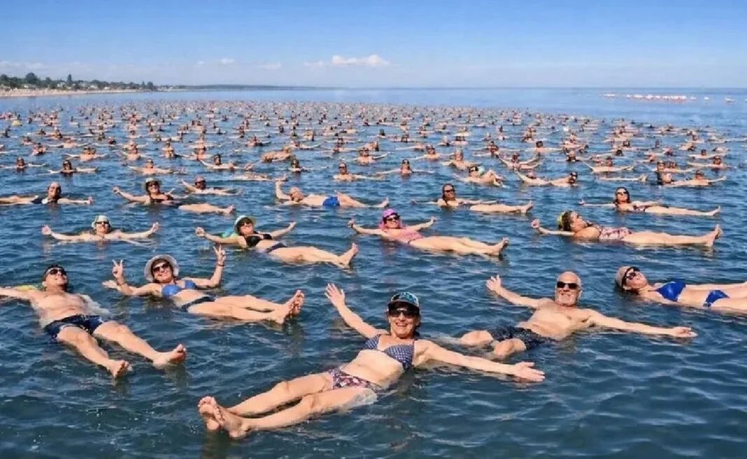 Entre tanta cosa fea que estamos viviendo, en la laguna Mar Chiquita de Miramar de Ansenuza se hizo el Festival de la Planchita. Más de 1800 personas haciendo la plancha. Te amo Argentina.