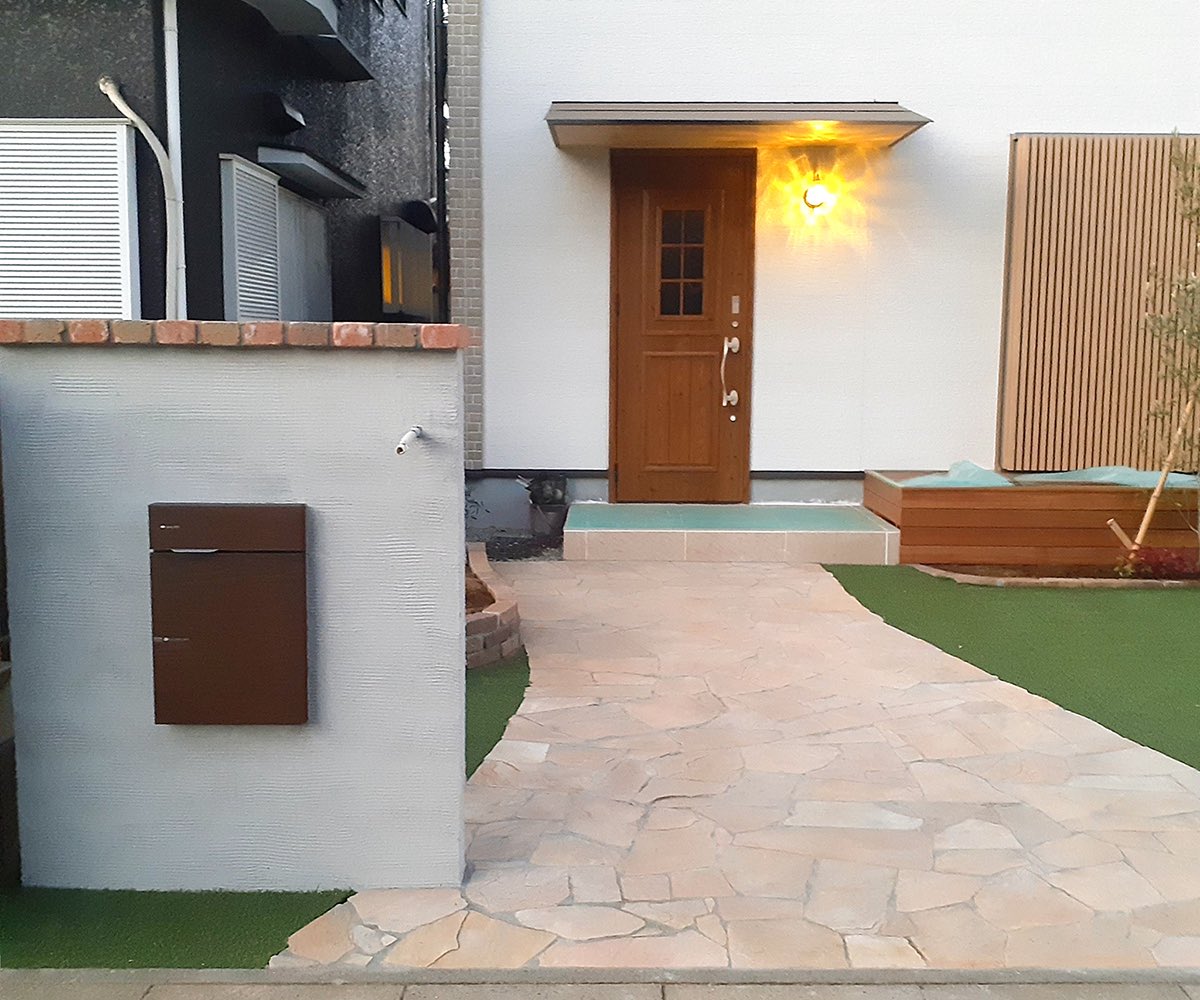 garterior's tweet photo. ／
自然素材がやさしくなじむ
ナチュラル新築外構🏡
＼
乱形石のアプローチで
玄関まわりに温もりを☺️
芝と花壇でやさしい景色を演出🌸

#新築外構 #エクステリア
#外構工事 #外構 #人工芝
#外構業者 #門壁 #アプローチ
#門塀 #ガーテリア上尾店 https://t.co/vLwvkjBL5N