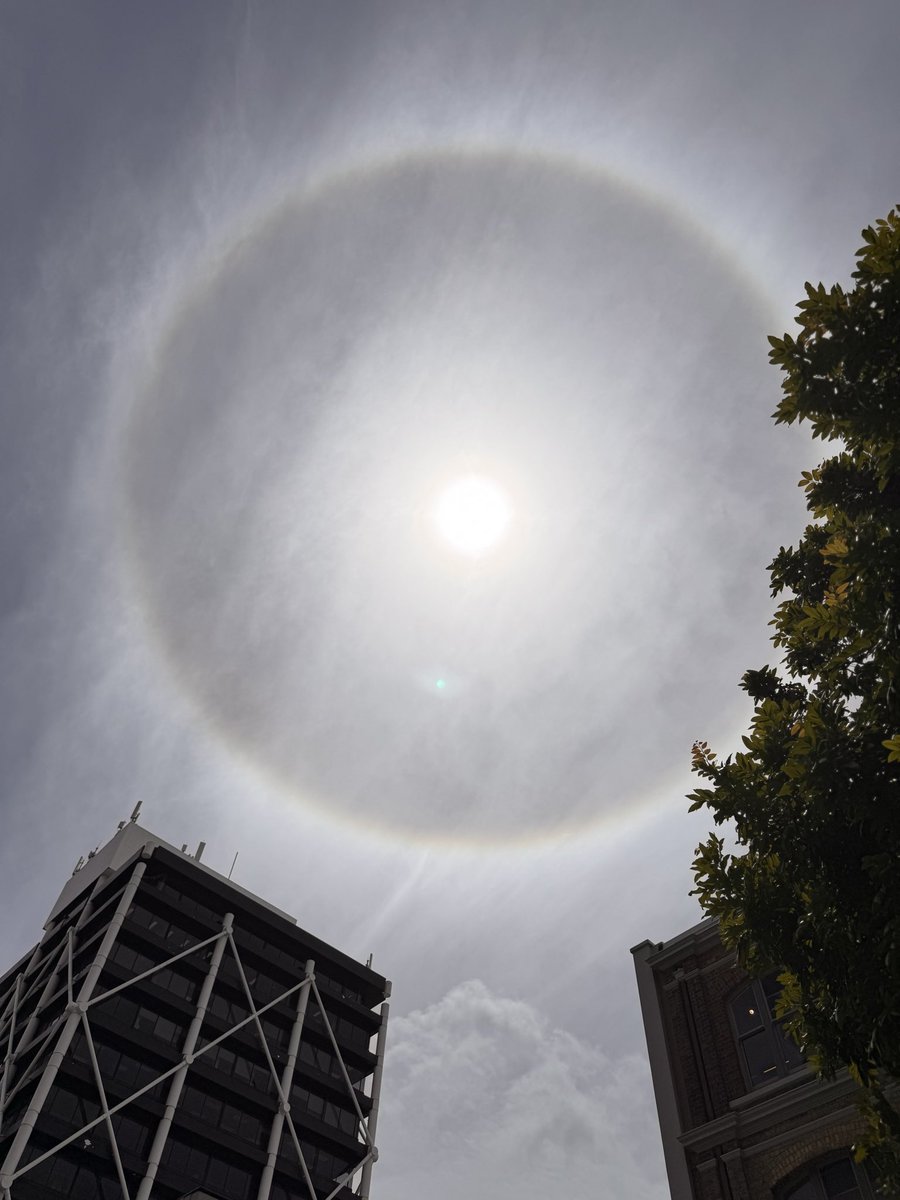 Pete_Low's tweet photo. A rare sun halo in Auckland today.  Very cool. https://t.co/eXhZPrpmwq