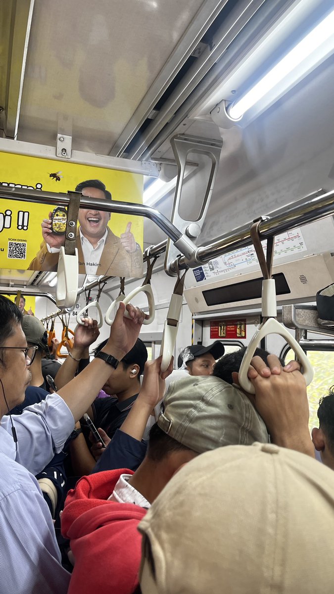 RifkySD's tweet photo. @CommuterLine krl knp ya, kereta penuh berdesakan, tp ac kaga ada rasanya😩, kipas pun ga berasa https://t.co/mJYMR83NjT