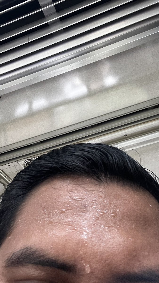 RifkySD's tweet photo. @CommuterLine krl knp ya, kereta penuh berdesakan, tp ac kaga ada rasanya😩, kipas pun ga berasa https://t.co/mJYMR83NjT
