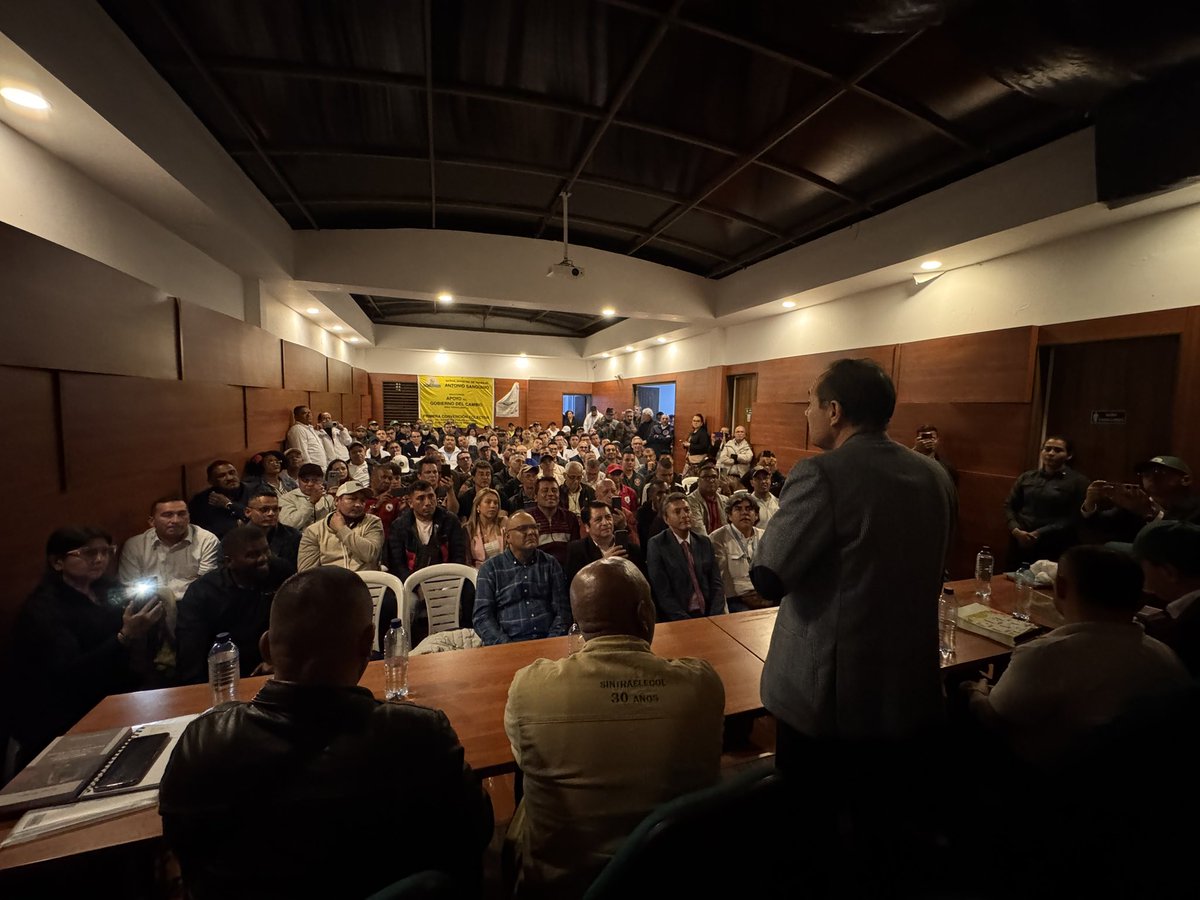 AntonioSanguino's tweet photo. Feliz de compartir con las y los trabajadores en el Encuentro Nacional Sindicalista. Agradezco la invitación y dejo un mensaje claro: Colombia y el continente tienen un espejo. El “modelo” Milei, que desmantela derechos, normaliza jornadas de 12 horas y propone pagar en especie; o el modelo que hemos impulsado con el presidente @petrogustavo: una Reforma Laboral y un salario que se volvió vital, pasando de 1 a 2 millones de pesos, demostrando que el ingreso digno no genera inflación. Al contrario: es demanda agregada, mueve la economía y crea empleo de calidad. #ConDignidadCumplimos🇨🇴