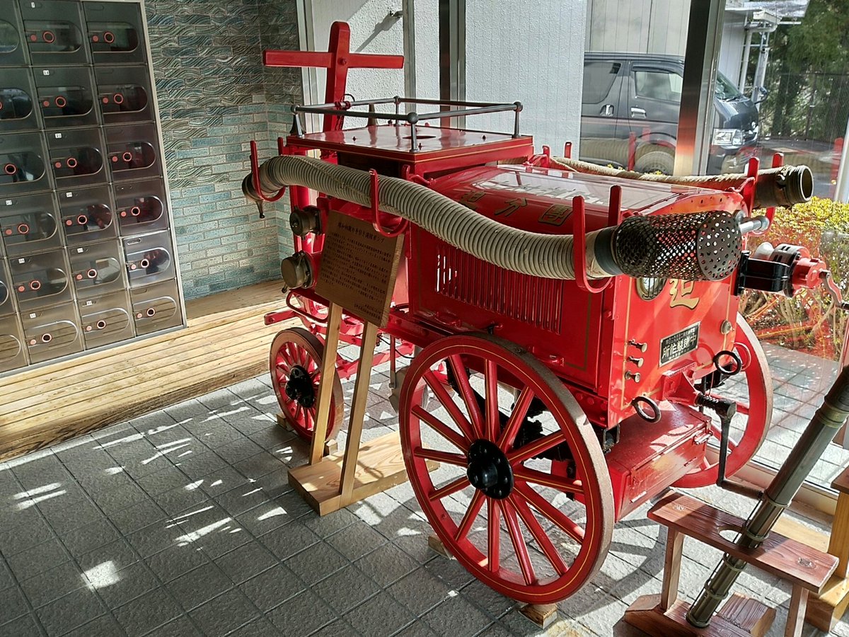 吉野消防署の玄関に展示しているリアカー式のポンプ車。これからも大切 