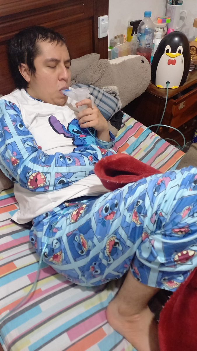 Fecoer's tweet photo. Gracias a todas las personas que se han unido a esta causa y han ayudado a amplificar la voz de la señora Doris, quien ha venido suplicando por la vida de su hijo Juan. La presión colectiva genera resultados.

Juan ya recibió parte de su tratamiento: le fue entregada la tobramicina, medicamento que permite controlar la infección que enfrenta actualmente. Sin embargo, aún no hay fecha para la entrega de la inmunoglobulina, un tratamiento urgente y vital porque reemplaza su sistema inmunológico.

Sin la inmunoglobulina, Juan seguirá expuesto a infecciones que ponen en riesgo su salud y su vida.

🚨 @NuevaEPS_ @Supersalud: es urgente garantizar la entrega completa y oportuna del tratamiento de Juan. La vida de un paciente no puede depender de entregas parciales ni de tiempos indefinidos.

Seguiremos acompañando a la señora Doris y alzando la voz hasta que Juan reciba su tratamiento completo.

#NuevaEPS #Urgente #DerechoALaSalud #EnfermedadesRaras #MuerenPacientes 
@Missmelindres @yeyomax1 @Pacientesco