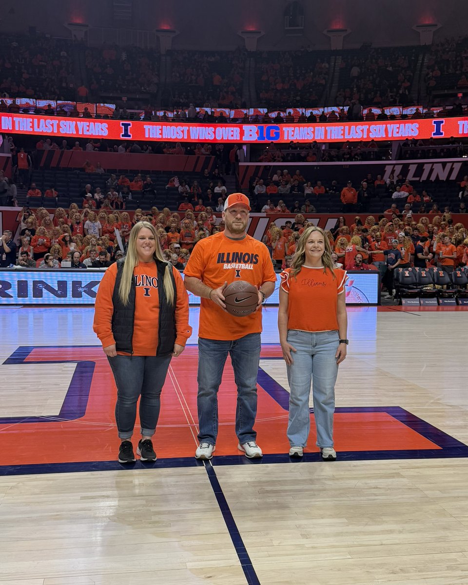 evergreenfsinc's tweet photo. Staying at the top takes preparation and a local team in your corner — whether you’re battling on the court or fighting for every bushel in the field. We’re #FSProud to sponsor last night’s @UofIllinois Men’s Basketball game with #FSInVISION &amp; #FSHiSOY!👊🌽🏀 @FSCooperatives https://t.co/V6dbvRdxZg