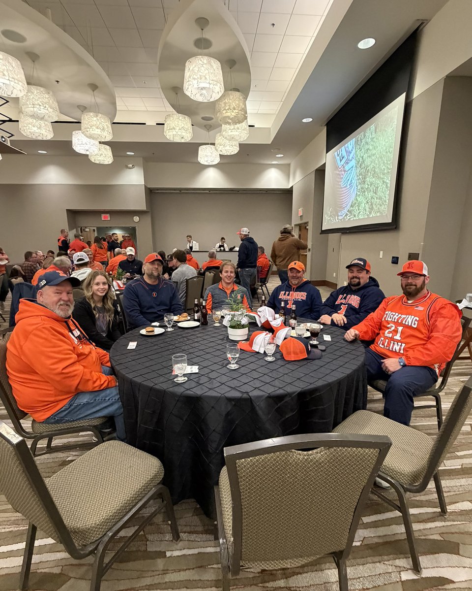 evergreenfsinc's tweet photo. Staying at the top takes preparation and a local team in your corner — whether you’re battling on the court or fighting for every bushel in the field. We’re #FSProud to sponsor last night’s @UofIllinois Men’s Basketball game with #FSInVISION &amp; #FSHiSOY!👊🌽🏀 @FSCooperatives https://t.co/V6dbvRdxZg