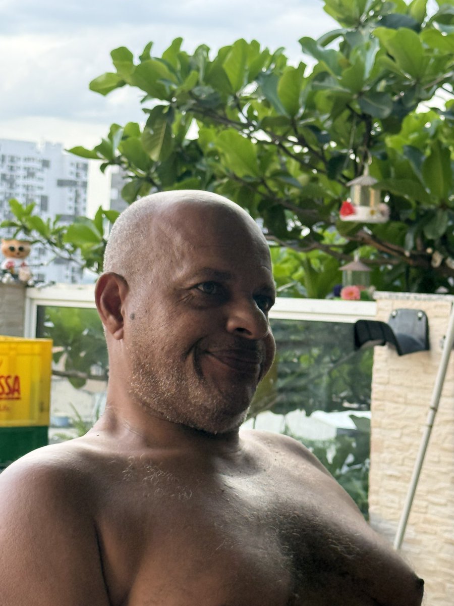 Rapaziada, pra tornar a operação de abastecimento do bar mais prática tivemos a ideia de colocar uma empilhadeira elétrica no depósito.

A cara do meu pai quando ouviu a ideia: