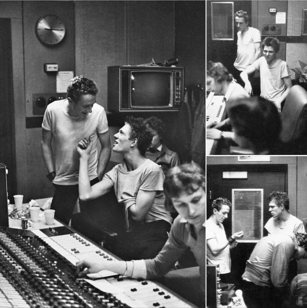 Hoy hace 49 años

The Clash comienza a grabar su álbum debut en los estudios CBS de Londres con el productor Micky Foote. El álbum se grabó durante tres sesiones de fin de semana.