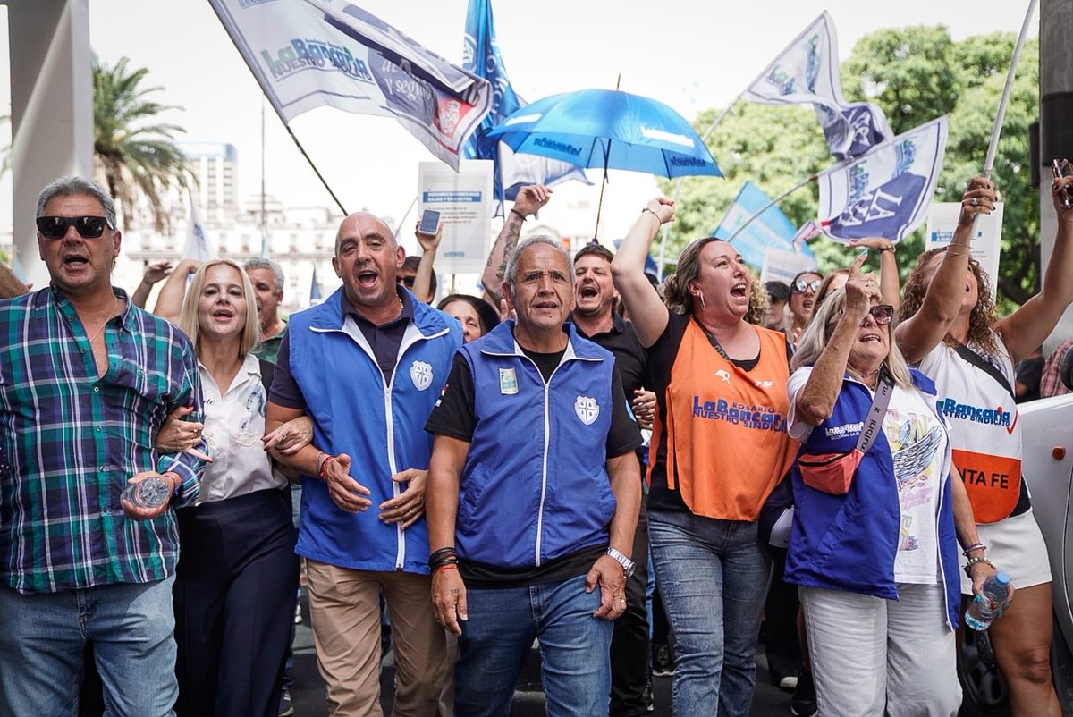 SergioOPalazzo's tweet photo. Hoy los bancarios junto al Movimiento Obrero marchamos contra la infame ley de Regresión Laboral que presentó Milei.
De sus más de 200 artículos no hay uno solo que sea en beneficio del trabajador. Son todos para quitarles derechos. https://t.co/VIgn3ZSkh1