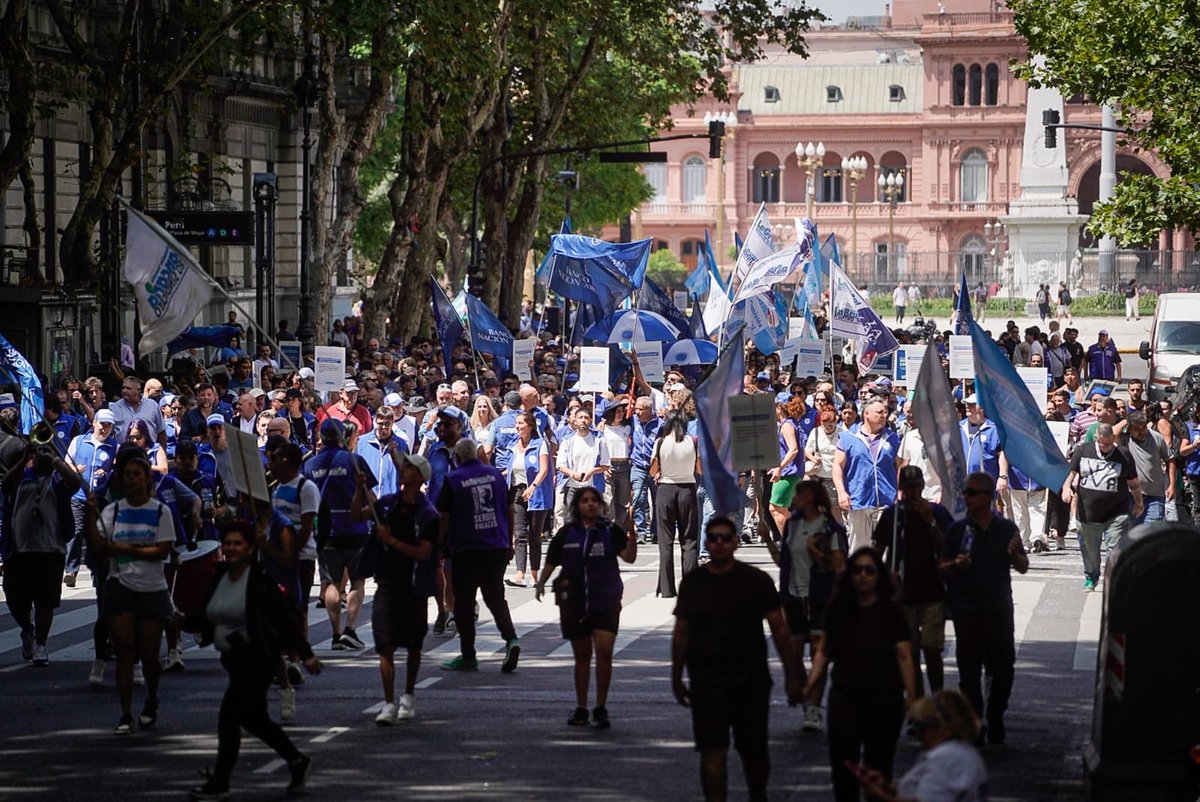 SergioOPalazzo's tweet photo. Hoy los bancarios junto al Movimiento Obrero marchamos contra la infame ley de Regresión Laboral que presentó Milei.
De sus más de 200 artículos no hay uno solo que sea en beneficio del trabajador. Son todos para quitarles derechos. https://t.co/VIgn3ZSkh1