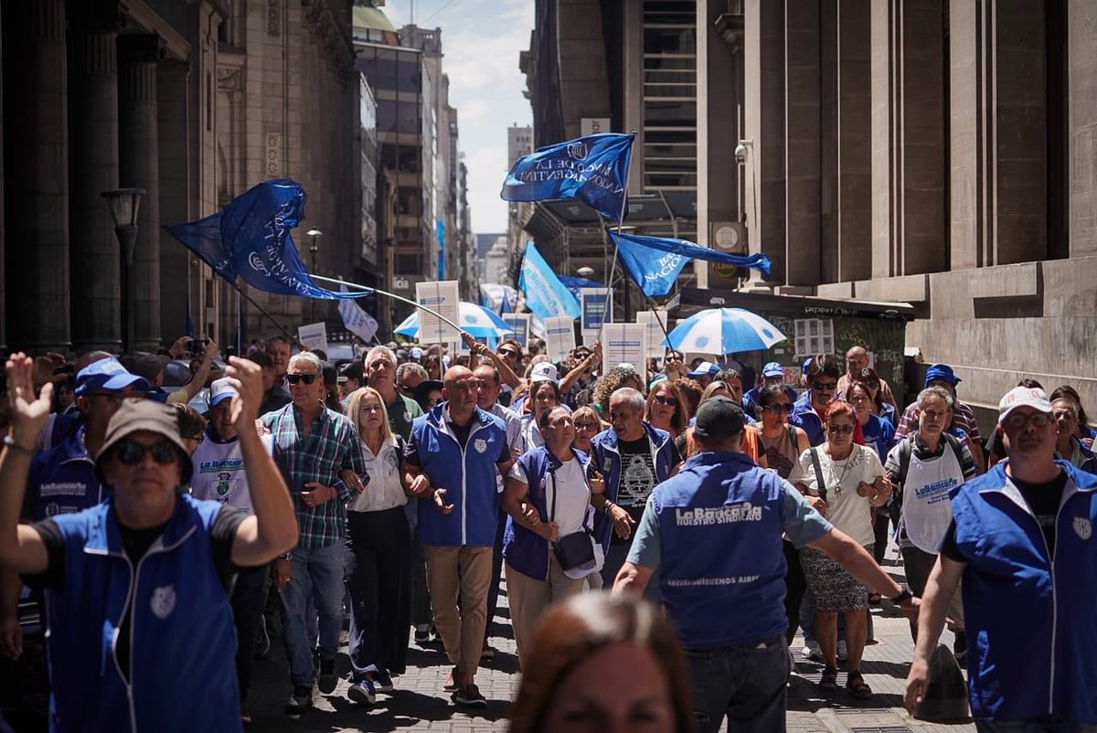 Hoy los bancarios junto al Movimiento Obrero marchamos contra la infame ley de Regresión Laboral que presentó Milei.
De sus más de 200 artículos no hay uno solo que sea en beneficio del trabajador. Son todos para quitarles derechos.