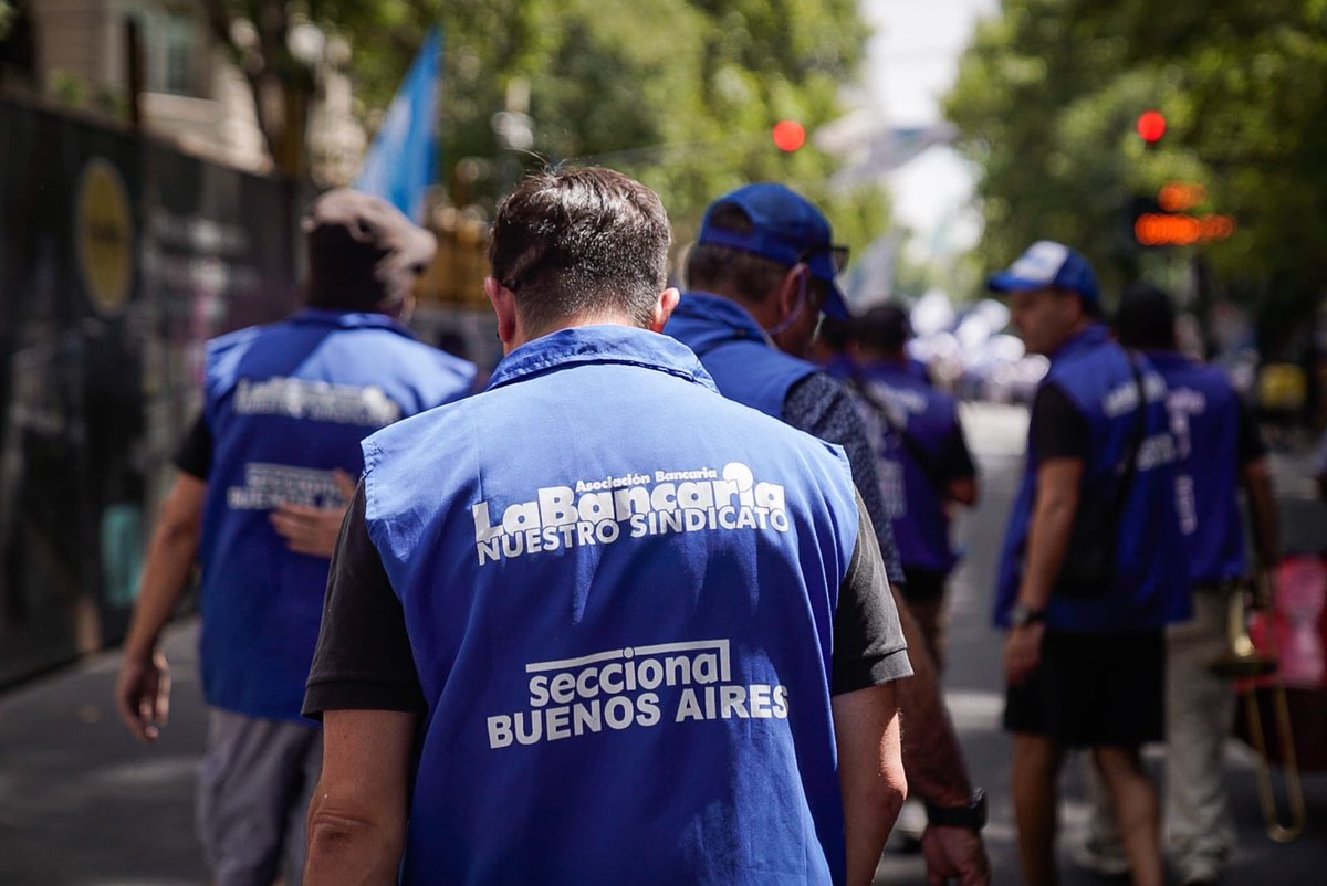 SergioOPalazzo's tweet photo. Incluso le roban la plata de los jubilados para dársela a las empresas y que paguen despidos. 
Quienes voten esta ley a favor, van a perjudicar a los trabajadores. 
Recorda sus nombres y a quienes responden a la hora de votar en las próximas elecciones. https://t.co/3RE4OWOdRE