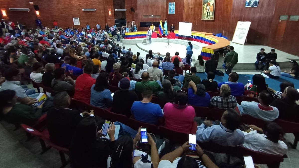 Asamblea_Ven's tweet photo. Organismos de seguridad, jueces y juezas de Paz, Diputados de la Asamblea Nacional, Legisladores (CLSEM), Concejales entre otros,  donde se valoro grandemente está Ley en búsqueda del diálogo, la Paz y la reunificacion de la Patria entera. https://t.co/XZb69Qu31G