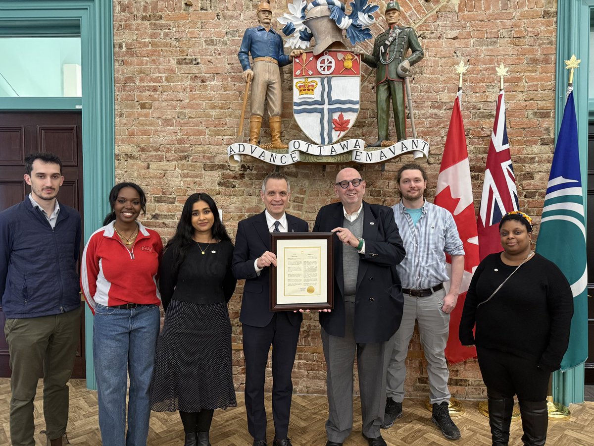 _MarkSutcliffe's tweet photo. It is imperative that Ottawa residents know they have somewhere to turn when they need help. That’s why February 11 is 2-1-1 Day in Ottawa and across Canada. I welcomed the team from 2-1-1 to City Hall to thank them for the essential service they provide in connecting people to shelter, food, mental health supports, and other wrap-around services.
 
Il est impératif que les résidents d'Ottawa sachent qu'ils ont un endroit où se tourner lorsqu'ils ont besoin d'aide. C'est pourquoi le 11 février est la Journée du 2-1-1 à Ottawa et partout au Canada. J'ai accueilli l'équipe du 2-1-1 à l'hôtel de ville pour la remercier du service essentiel qu'elle fournit en mettant les gens en contact avec des refuges, des sources d'alimentation, des services de soutien en santé mentale et d'autres services complets.