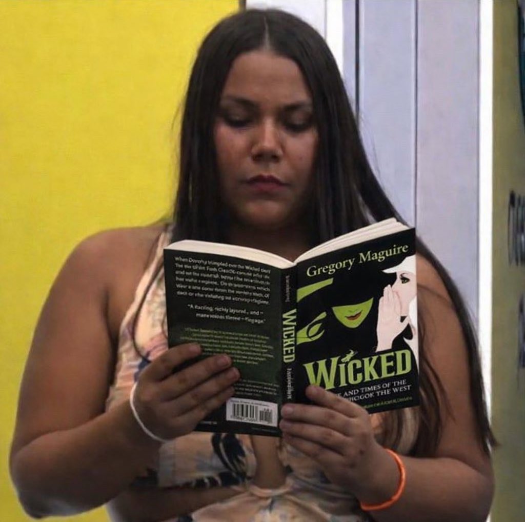 wickedmusicalbr's tweet photo. “Galinha que anda com pato morre afogada.” https://t.co/pEounN0NFI