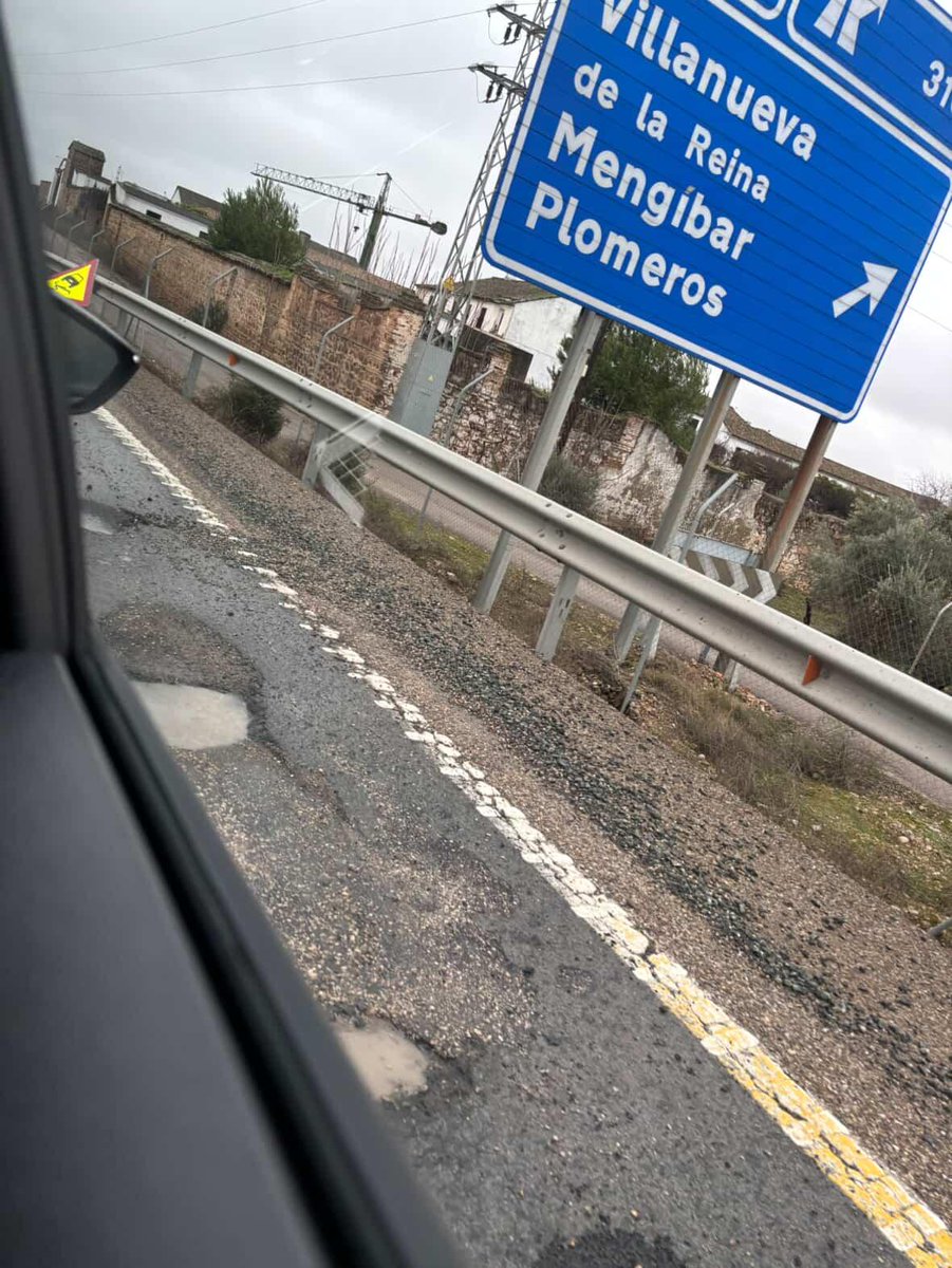 crismartinj's tweet photo. Me lo envía una seguidora para que tengáis cuidado en la carretera de Madrid a Córdoba, sobre todo en el tramo de Córdoba a Despeñaperros. En el mismo viaje ha tenido varios reventones de las ruedas del coche.
¿Dónde está nuestro dinero? https://t.co/AIYMTdQbnI