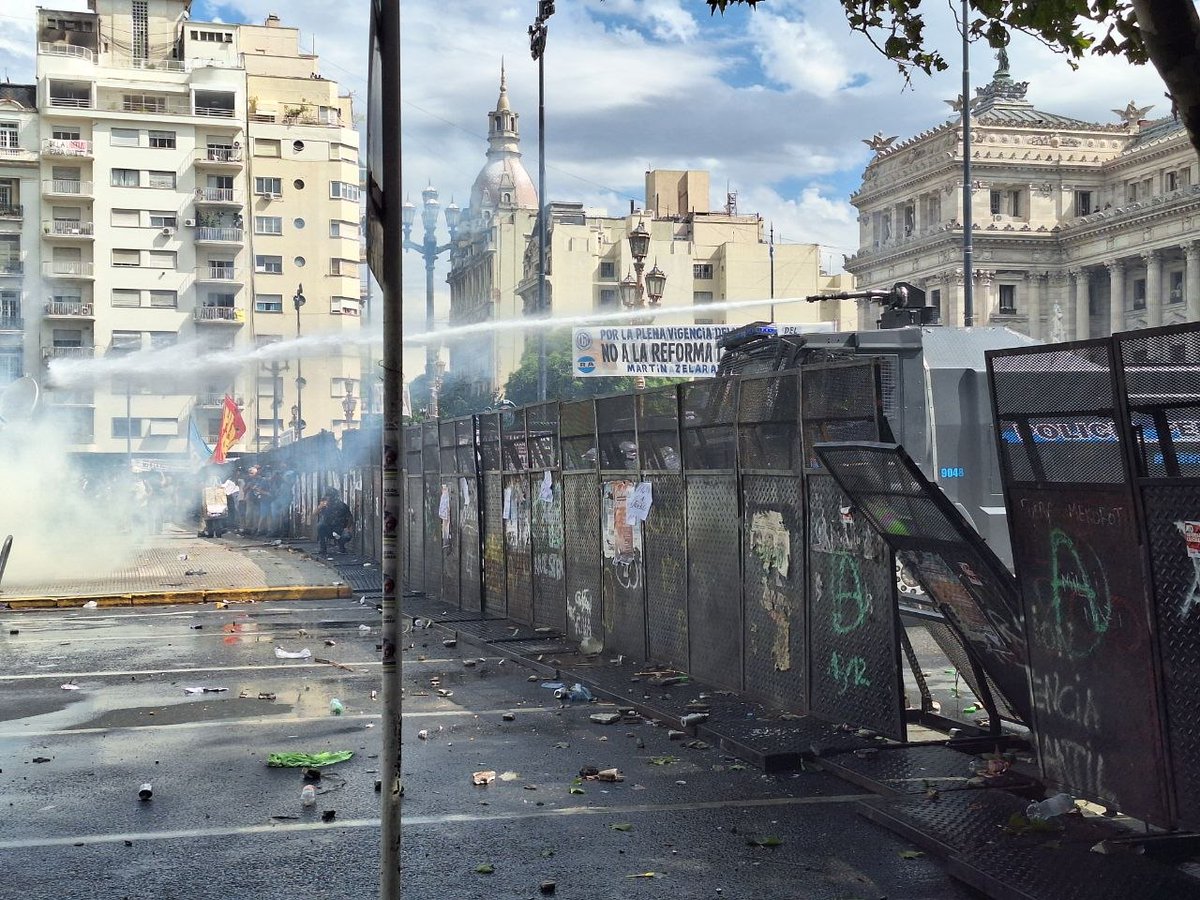 Cuando el Congreso está así afuera, es porque lo que están debatiendo adentro es para cagar al pueblo.
Liberen a todos los compañeros detenidos y demorados, cagones de mierda! No les cierra el modelo sin represión.