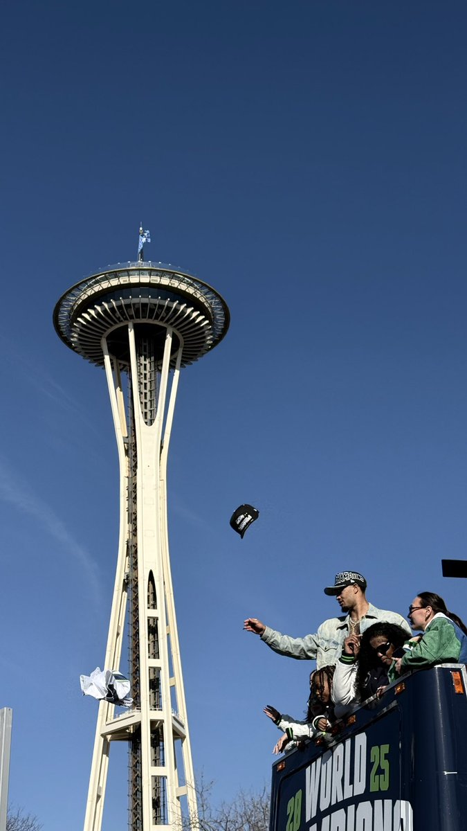 The most perfectly timed photo I’ll ever take ft my glorious king JSN
Look at the HAT PERFECTLY ROTATED