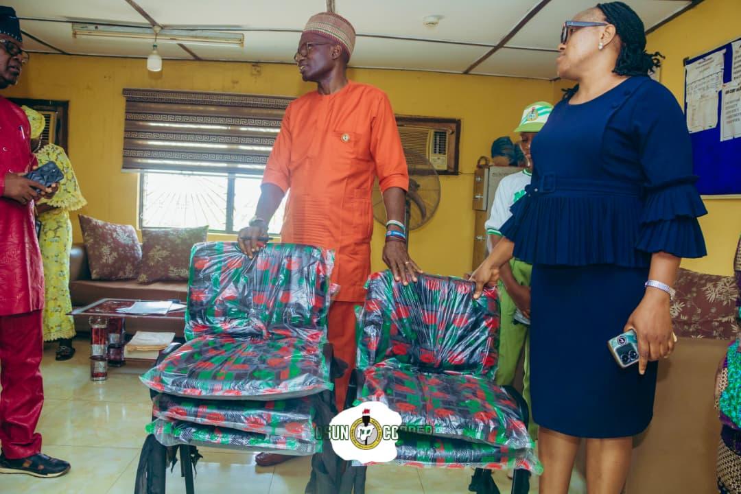 osunofficial's tweet photo. The 2026 Batch A Stream I OBS Crew has donated five executive chairs to NYSC Osun to support official ceremonies, especially swearing-in events.
#NYSCOsun #BatchAStream1 #OBSCrew #CorpsMembers #ServiceWithImpact #OsunState
https://t.co/QiCWJE4GVb https://t.co/VQsvmmVqSC