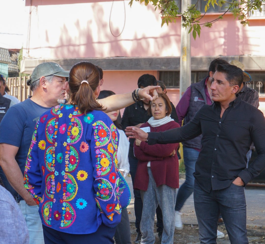 EChuma0's tweet photo. Atendiendo la instrucción del gobernador @armentapuebla_, mantenemos el paso firme en territorio, cerca de la gente y con resultados. 💪🏼
#ObraComunitaria #PorAmorAPuebla https://t.co/AZkgtwIIeo