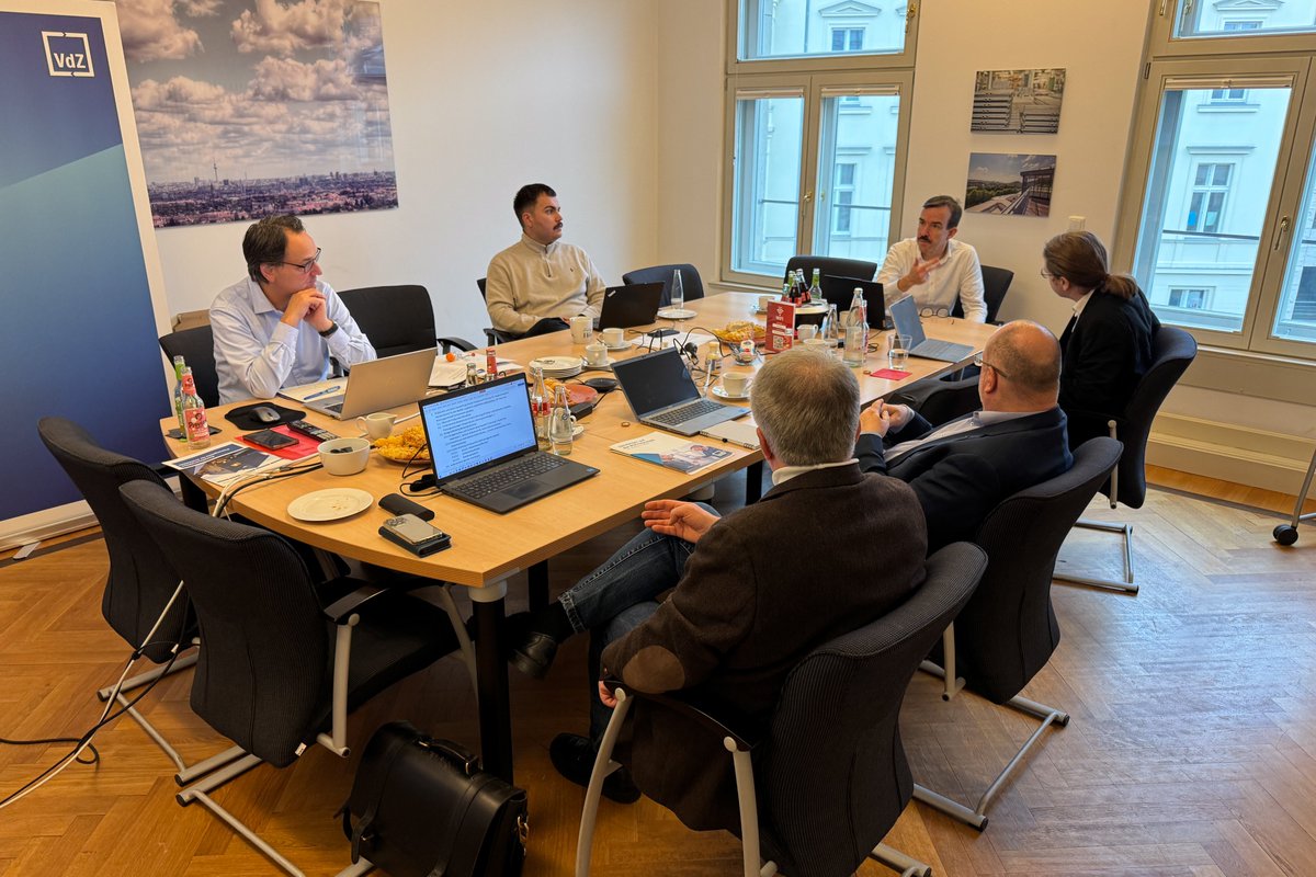 VdZeV's tweet photo. Startschuss für die Erarbeitung der neuen @VdZeV -#Fachbroschüre zur #Wärmepumpenprüfung nach §60a #GEG. Praxisnah, mit Checklisten für #SHK, Elektro, Planung und Energieberatung.
#BuildingNewEnergy
@StiebelEltron @BDH_Waermewende @ZVSHK @buderus_de #Vaillant #ZVEI @buderus_de https://t.co/yNMxP3LVB6