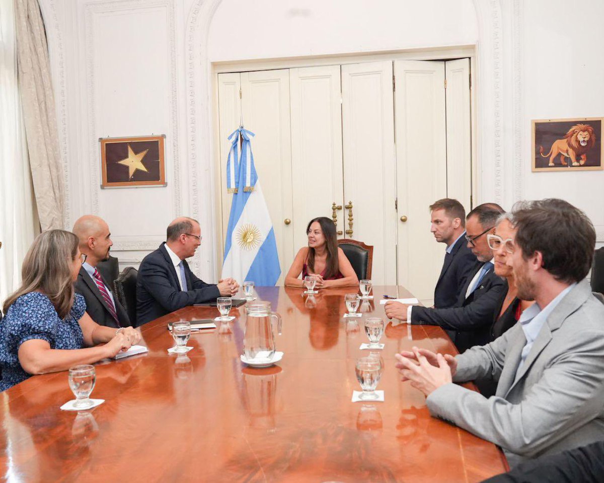 MinCapHum_Ar's tweet photo. La ministra Sandra Pettovello se reunió con @RichardBarathe y su equipo del Programa de las Naciones Unidas para el Desarrollo (PNUD) para avanzar en una agenda conjunta orientada al desarrollo, la cooperación y el fortalecimiento de políticas públicas.

Durante el encuentro, además, se conversó sobre la visión positiva del @PNUDArgentina respecto del trabajo que viene llevando adelante el Ministerio de Capital Humano en el marco de sus políticas y líneas de acción.

@JMilei
