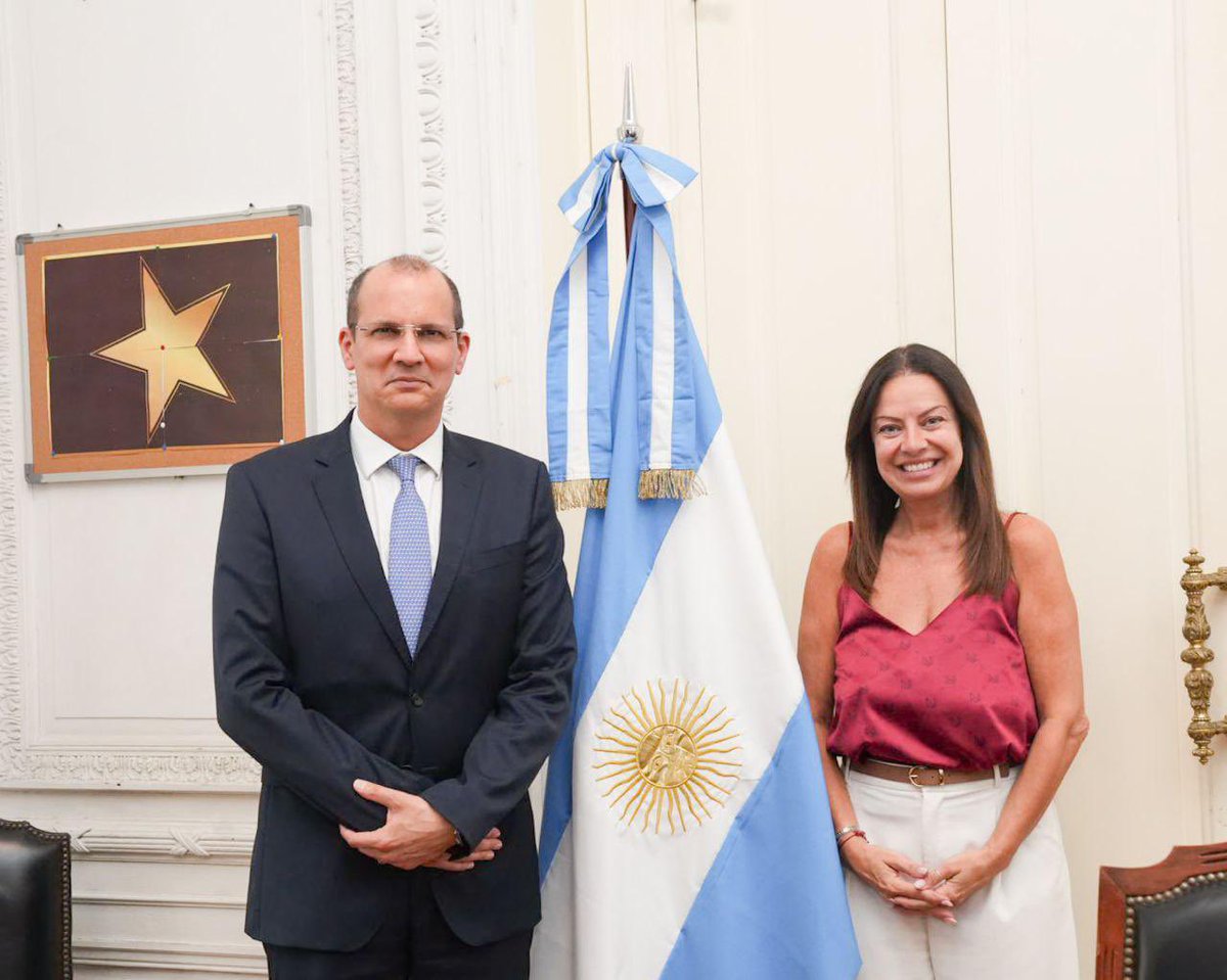 MinCapHum_Ar's tweet photo. La ministra Sandra Pettovello se reunió con @RichardBarathe y su equipo del Programa de las Naciones Unidas para el Desarrollo (PNUD) para avanzar en una agenda conjunta orientada al desarrollo, la cooperación y el fortalecimiento de políticas públicas.

Durante el encuentro, además, se conversó sobre la visión positiva del @PNUDArgentina respecto del trabajo que viene llevando adelante el Ministerio de Capital Humano en el marco de sus políticas y líneas de acción.

@JMilei