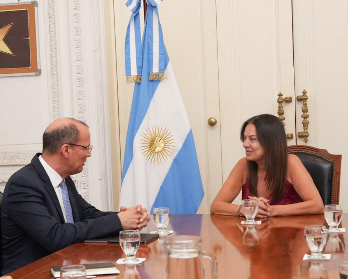 MinCapHum_Ar's tweet photo. La ministra Sandra Pettovello se reunió con @RichardBarathe y su equipo del Programa de las Naciones Unidas para el Desarrollo (PNUD) para avanzar en una agenda conjunta orientada al desarrollo, la cooperación y el fortalecimiento de políticas públicas.

Durante el encuentro, además, se conversó sobre la visión positiva del @PNUDArgentina respecto del trabajo que viene llevando adelante el Ministerio de Capital Humano en el marco de sus políticas y líneas de acción.

@JMilei