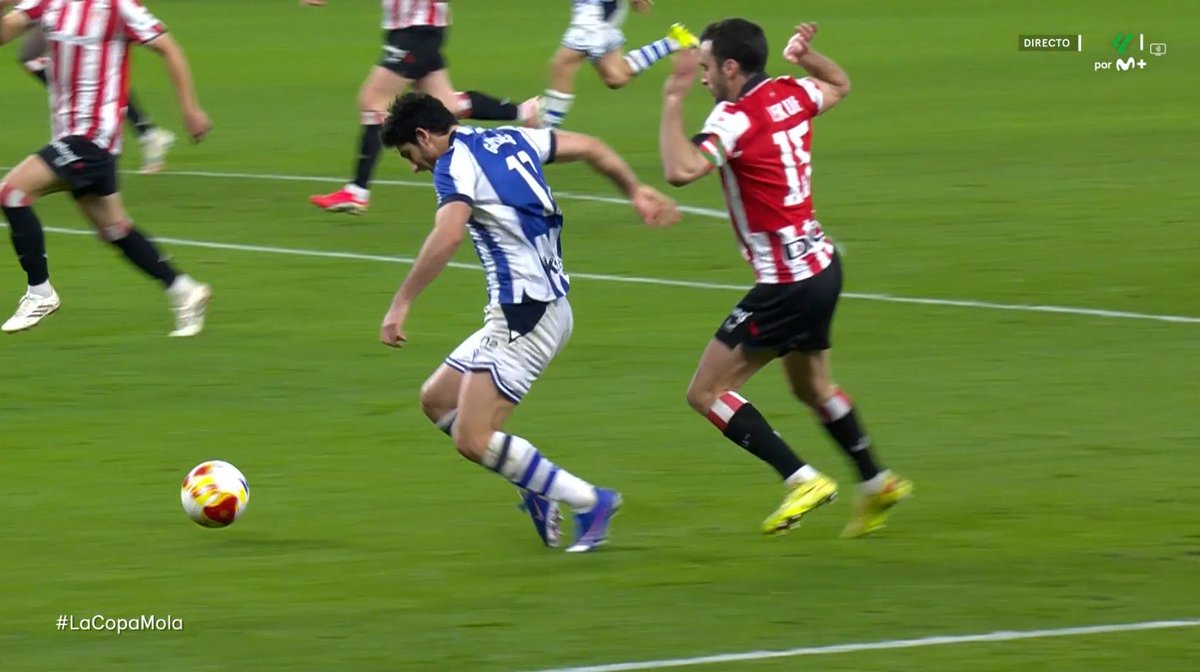 🖥️💥 El VAR decidió no presentarse al derbi vasco en San Mamés.

👉🏻 Lekue trastabilla con la pierna izquierda, y golpea con la derecha, a Guedes dentro del área.

❌ 𝗘𝗦 𝗣𝗘𝗡𝗔𝗟𝗧𝗜.

▪️ Sánchez Martínez, inexplicablemente, mostró tarjeta amarilla a Guedes "dejarse caer".