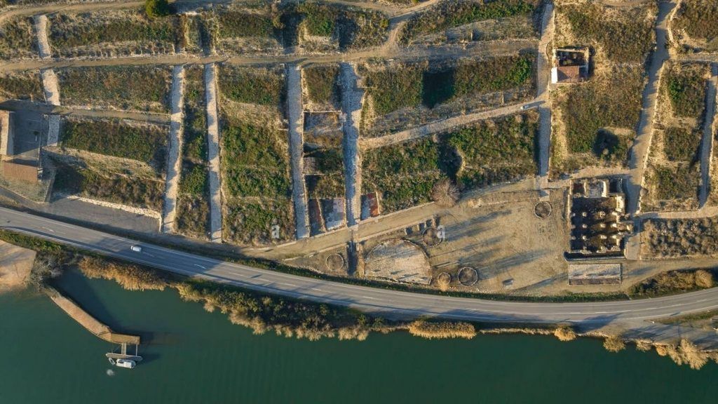 📚 Passejar per #Mequinensa és caminar per les pàgines de Jesús #Moncada. La Ruta Literària reviu l’antic #Poble Vell, avui desaparegut, a través de paraules, records i espais que connecten literatura, història i emoció a cada racó.
buff.ly/LZA0QLx
#turisme #literatura