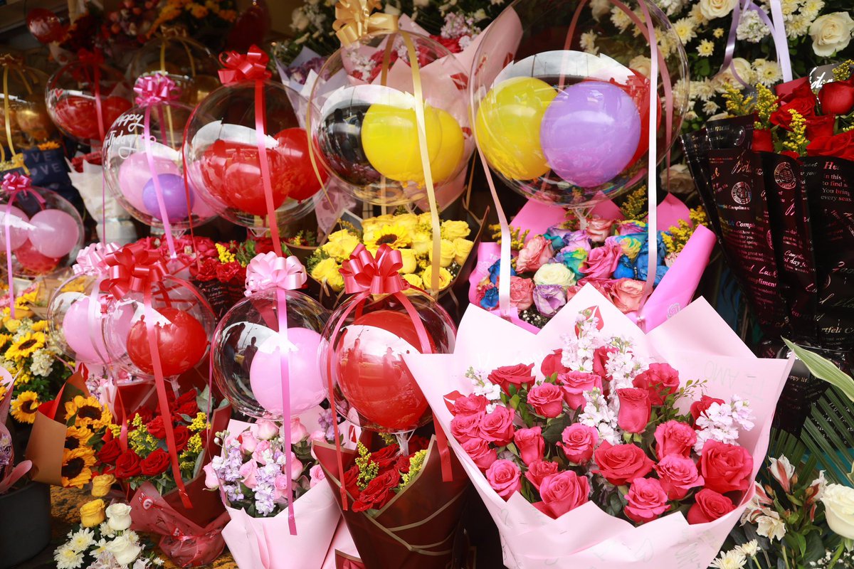 #Mercados | En este 14 de febrero, el Mercado de las Flores late con más fuerza como símbolo de color, trabajo y emprendimiento en Guayaquil.

Con 71 puestos activos y una gran variedad de flores, rosas, lirios, girasoles, alelíes, astromelias, margaritas, gerberas y claveles,