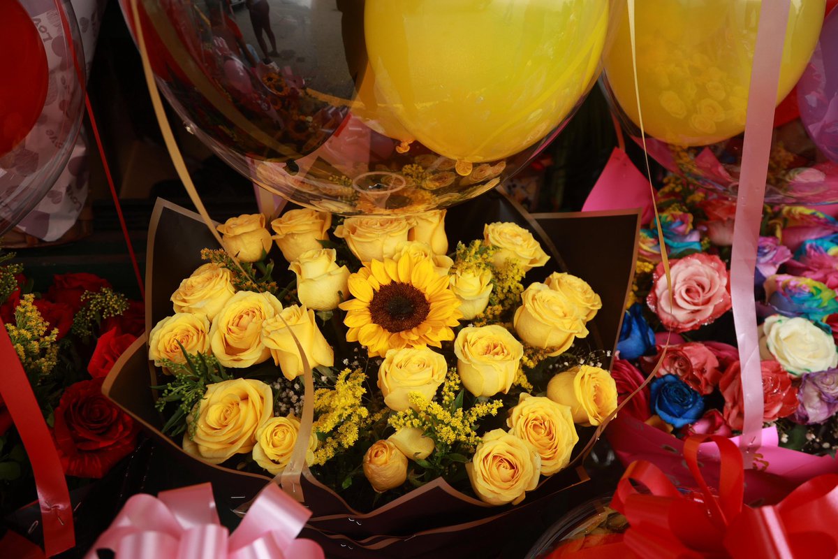 FernandCornejoV's tweet photo. #Mercados | En este 14 de febrero, el Mercado de las Flores late con más fuerza como símbolo de color, trabajo y emprendimiento en Guayaquil.

Con 71 puestos activos y una gran variedad de flores, rosas, lirios, girasoles, alelíes, astromelias, margaritas, gerberas y claveles, impulsamos la economía de 142 familias.

Invitamos a la ciudadanía a visitarlo y apoyar el comercio local en esta fecha especial. Horario de atención: de 08h00 a 20h00 para compradores minoristas y de 20h00 a 08h00 para comerciantes mayoristas.

Juntos fortalecemos el empleo, el emprendimiento y la economía de nuestra ciudad.

#GuayaquilNoSeDetiene
#AquilesAlvarez