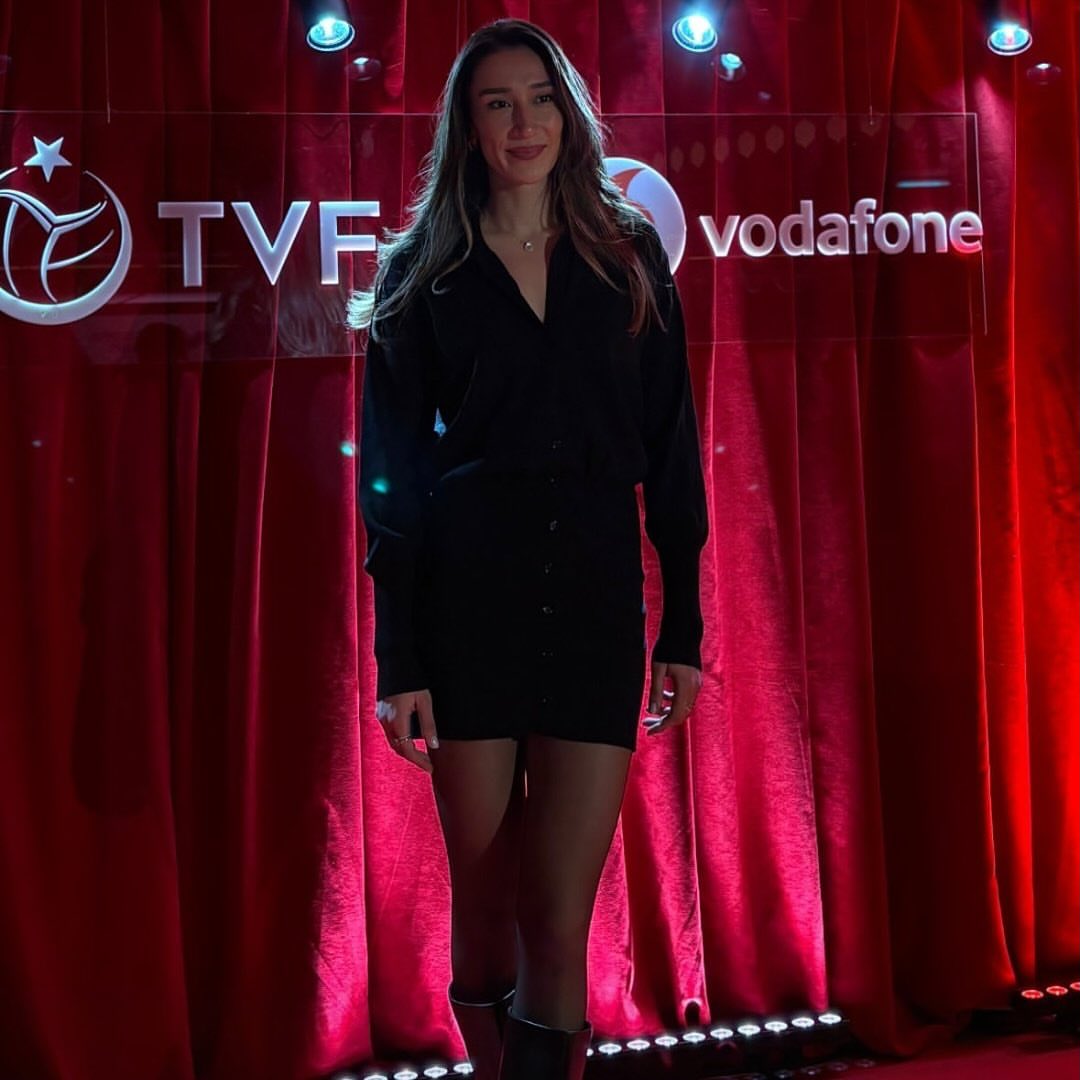 Sen nasıl bir şeysin böyle Hande Baladın. Kraliçe resmen