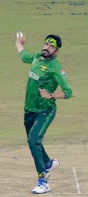 Shishir107's tweet photo. Pakistan के गेंदबाज उस्मान तारिक पर प्रतिबंध लगाने के लिए ICC इंतजार क्यों कर रहा है? ये गेंदबाजी नहीं, बल्कि विशुद्ध रूप से पत्थरबाजी है...
#PAKvsUSA #ICCMensT20WorldCup https://t.co/4qN1nPvc3V