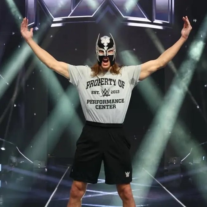 Elio LeFleur raconte comment il est arrivé à la WWE :

"Le premier contact que j'ai eu avec eux, c'est après Backlash. J'ai pris un Stunner de Kevin Owens ce jour-là, et les réseaux s'étaient un peu emballés en mode ‘ça serait bien que vous signiez un Français’ et ainsi de suite.