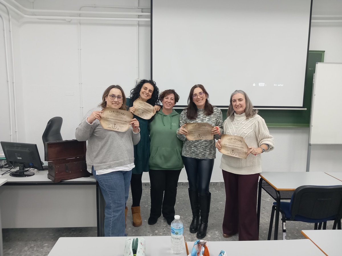 EsperanzaCEPGR1's tweet photo. Tercera sesión de Cuaderno de Séneca para Ed. Infantil en el @cepgranada con Mariángeles Valdés donde se han trabajado metodologías activas. https://t.co/MrDoSYnVr9