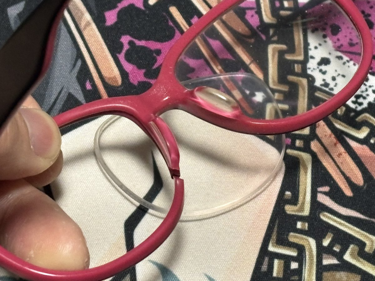 長年愛用したメガネがお亡くなりになりました…