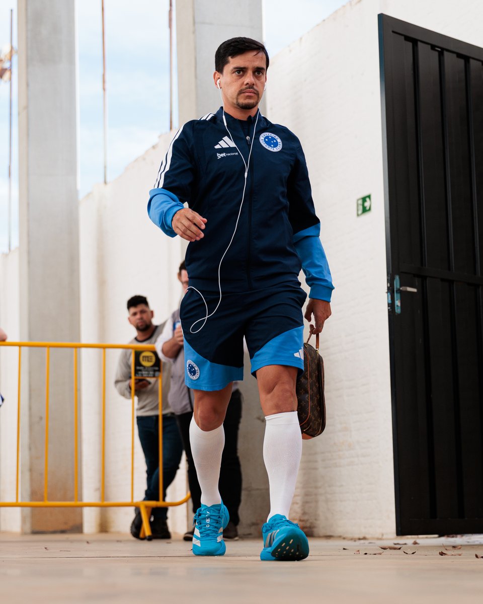 Cruzeiro's tweet image. O Cabuloso já chegou no Maião! 🦊🏟️

📸 Raphael Marques / Cruzeiro

#MFCxCRU #PáginasHeroicas