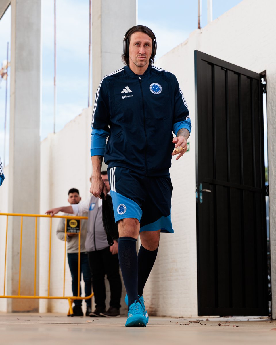 Cruzeiro's tweet image. O Cabuloso já chegou no Maião! 🦊🏟️

📸 Raphael Marques / Cruzeiro

#MFCxCRU #PáginasHeroicas