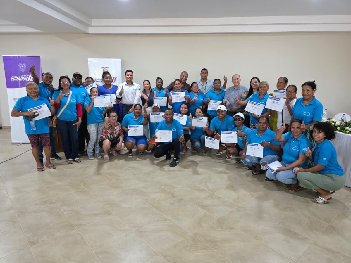 Arcsa_Ec's tweet photo. ¡Carnaval seguro en la Provincia Verde! 🌴

Entregamos 10 Calificaciones Sanitarias “🅰️” a restaurantes de #Atacames y más de 150 certificados de manipulación de alimentos a cevicheros del balneario, para cuidar la salud de turistas que viajarán en feriado.

#CalifícateConArcsa✅ https://t.co/x0JyT8df2g