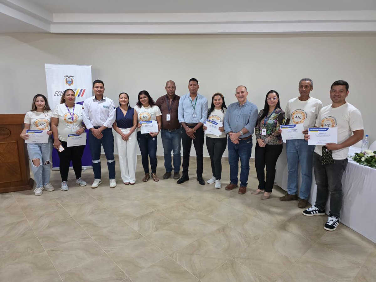 Arcsa_Ec's tweet photo. ¡Carnaval seguro en la Provincia Verde! 🌴

Entregamos 10 Calificaciones Sanitarias “🅰️” a restaurantes de #Atacames y más de 150 certificados de manipulación de alimentos a cevicheros del balneario, para cuidar la salud de turistas que viajarán en feriado.

#CalifícateConArcsa✅ https://t.co/x0JyT8df2g