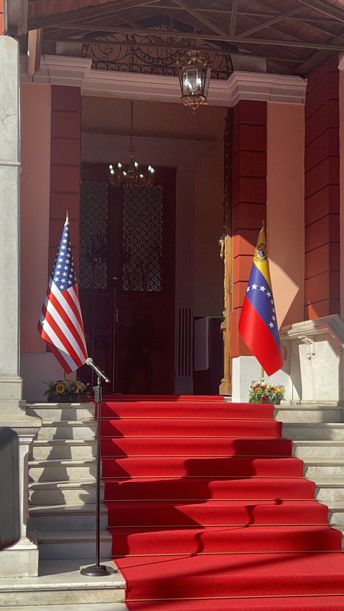 Palacio de Miraflores, Venezuela.
11/02/2026 

El mejor retrato de la “revolución bolivariana”: tanto nadar para morir en la orilla.

Al final, el socialismo es siempre el camino más largo para llegar al capitalismo