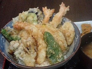 おはようございます

冬に伊豆半島に１人で出かけたとき、富士川ＳＡに着いたら、大観覧車のイルミネーションが雪だるまの絵を表示していました。時期や天気によって絵が変わるのかな？
その日は海老野菜天丼を食べましたが特に出来がよくて、他のにしなくてよかったなあと思いました🤗
#振り返る旅路