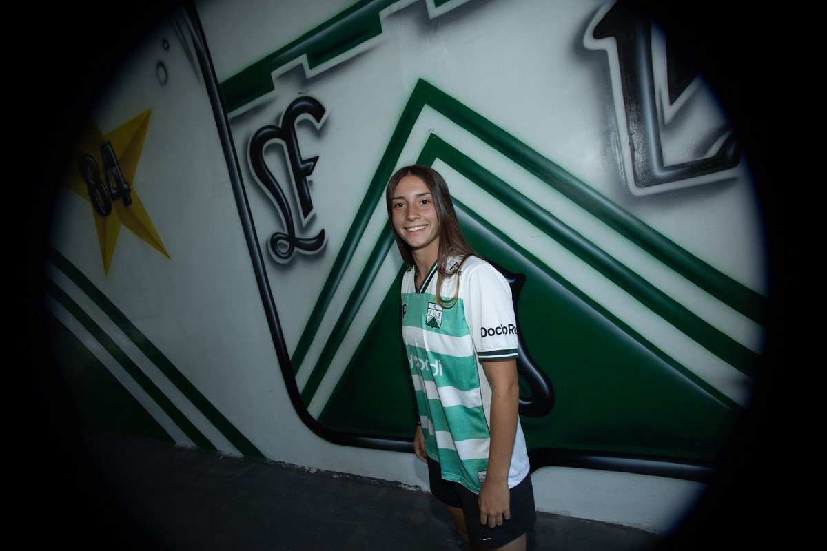 FerroOficial's tweet photo. 💚🚂 LA HISTORIA SE VISTE DE FUTURO

🤝 Ferro y Lyon presentan las nuevas camisetas para la temporada 2026, una colección que mezcla historia, identidad y un diseño moderno.

✅ La titular es verde oscuro con un cuello blanco que recuerda a las camisetas históricas. La alternativa combina verde claro y blanco en rayas horizontales anchas, fresca y moderna, mientras que la tercera apuesta al negro con detalles verdes.

🐎 Presentadas en la nueva tribuna local popular Oeste, estas camisetas toman la historia de Ferro para proyectarse hacia el futuro, reforzando el orgullo verdolaga y el sentido de pertenencia.
